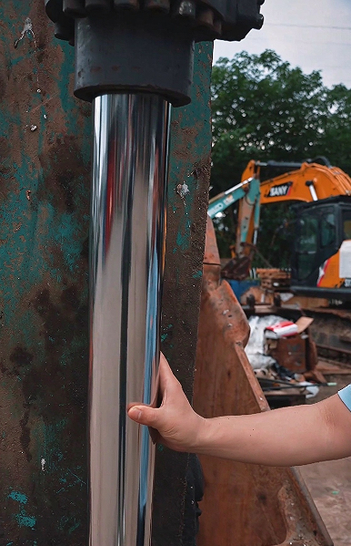Why do the oil seals on Kobelco excavator hydraulic cylinders always leak? 