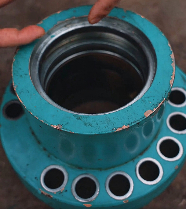 Why do the oil seals on Kobelco excavator hydraulic cylinders always leak? 