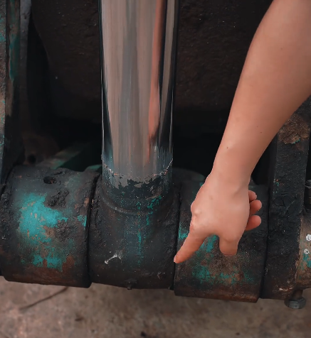 Why do the oil seals on Kobelco excavator hydraulic cylinders always leak? 